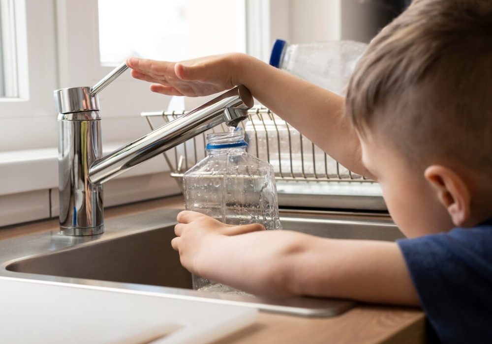 cerrar-botella-llenado-nino-agua_23-2148972906 cerrar-botella-llenado-nino-agua_23-2148972906
