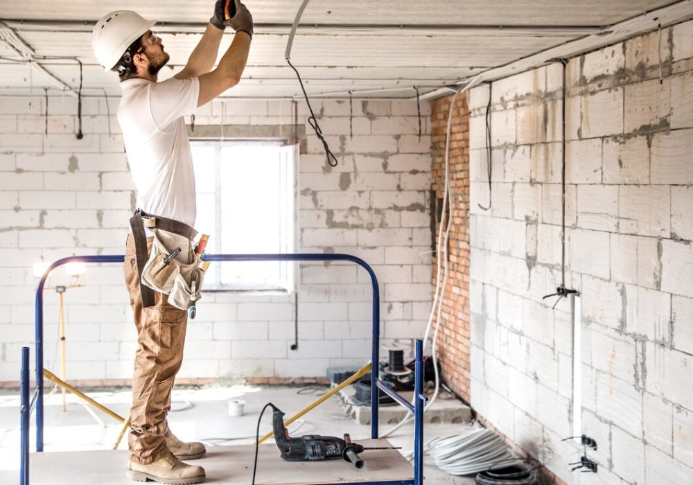 instalador-electricista-herramienta-sus-manos-trabajando-cable-sitio-construccion_169016-5282 instalador-electricista-herramienta-sus-manos-trabajando-cable-sitio-construccion_169016-5282